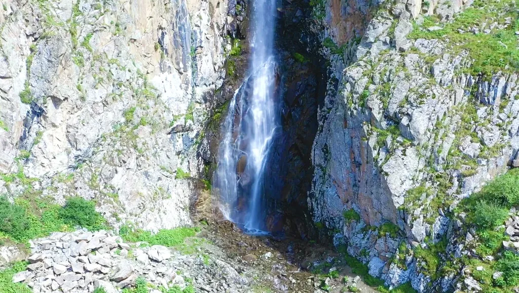 Водопад Ак-Сай в национальном парке Ала-Арча