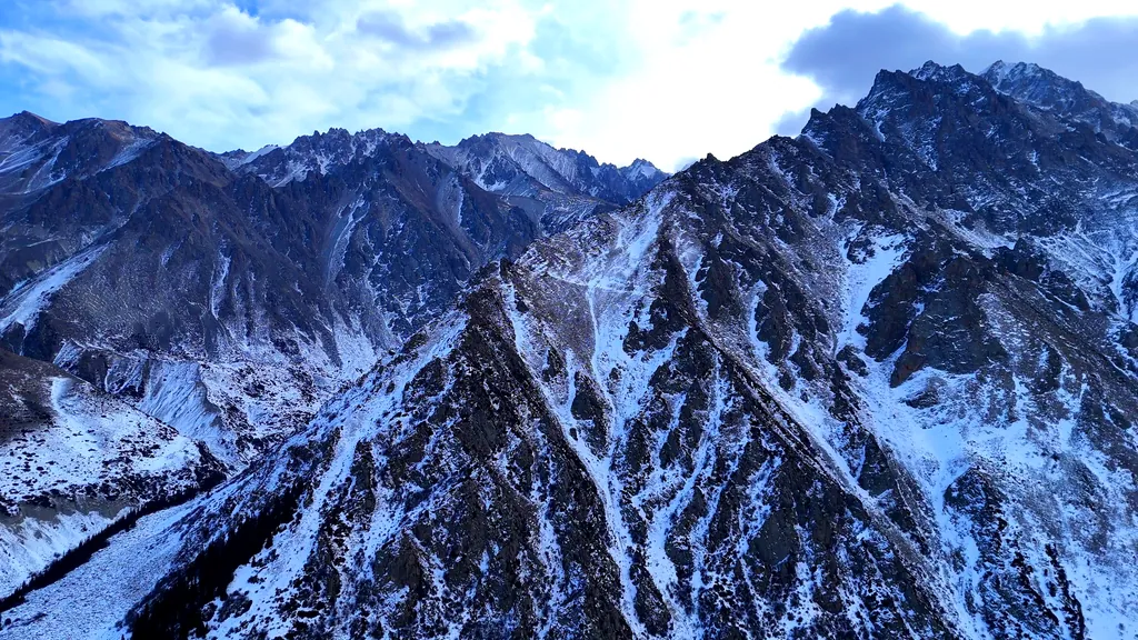 Весенние горные склоны национального парка Ала-Арча