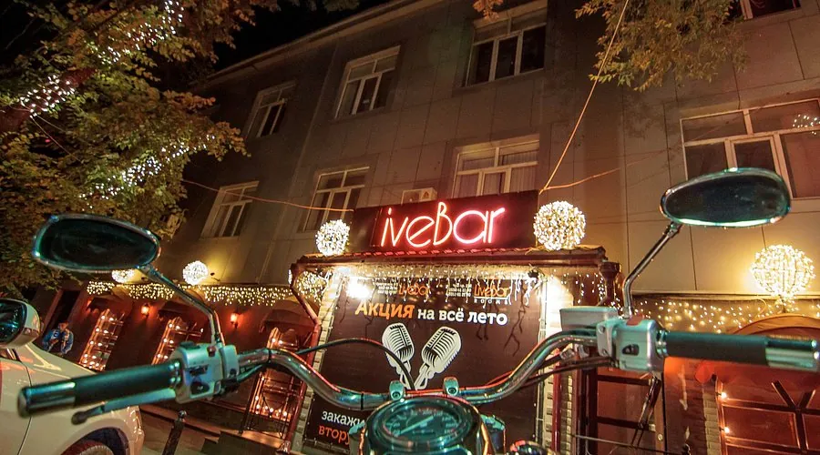 Фото здания Livebar с мотоцикла