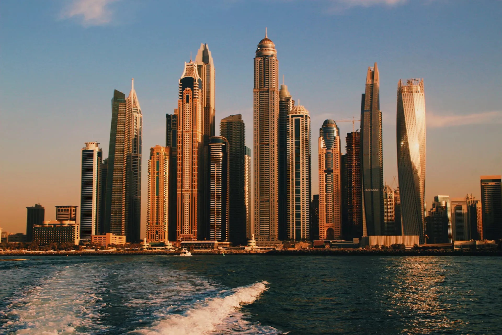 Пляж JBR в Дубае с небоскрёбами Marina - роскошная альтернатива югу России