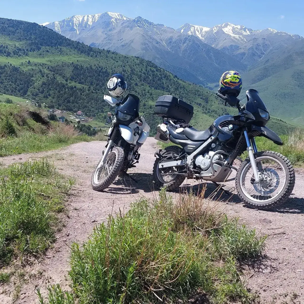 BMW F650GS Dakar на грунтовой дороге в горах Кыргызстана