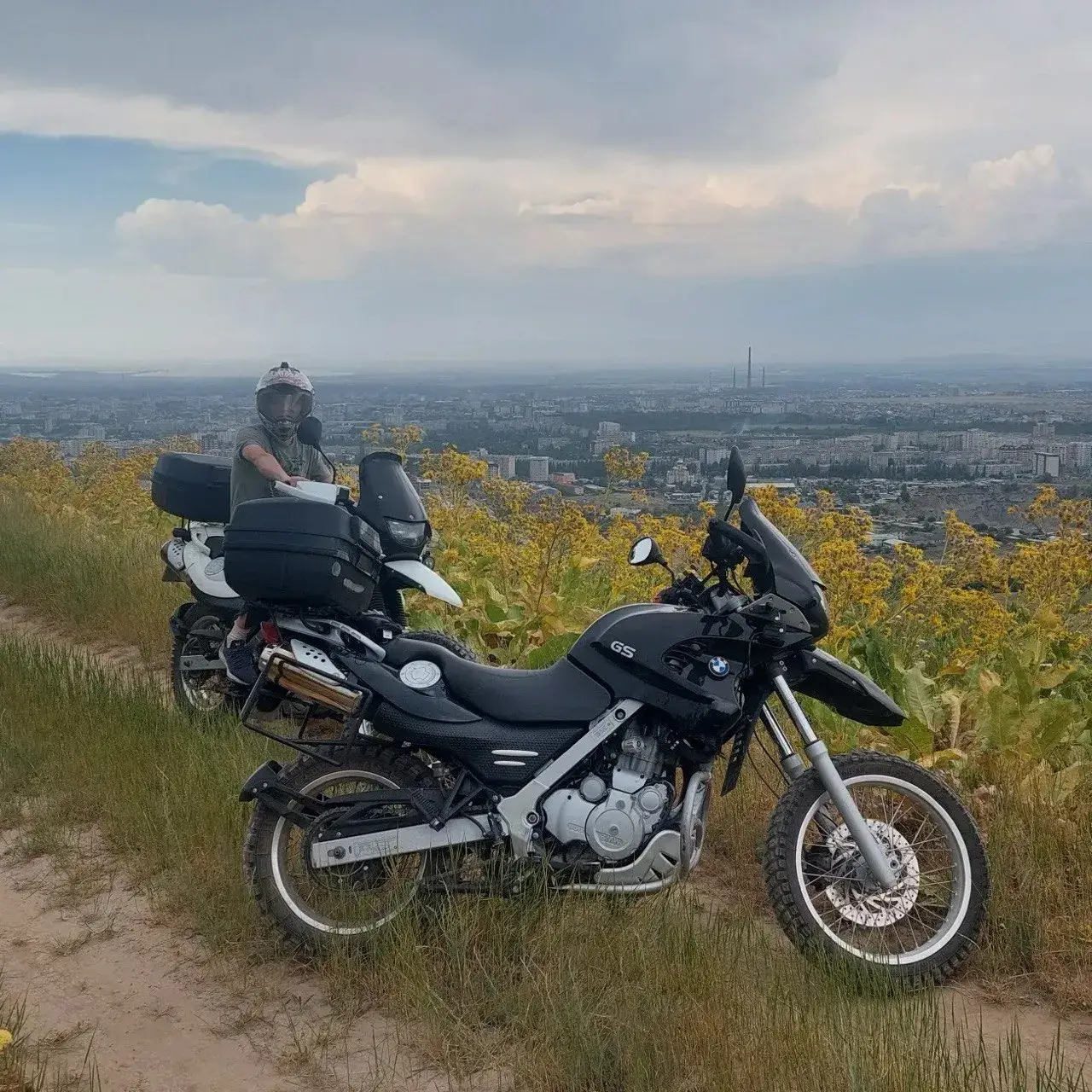 Горная дорога в Кыргызстане - серпантин на фоне снежных вершин Тянь-Шаня