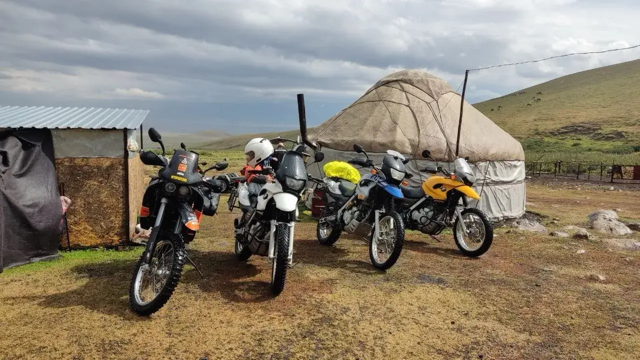 BMW F650GS на горном перевале Кыргызстана