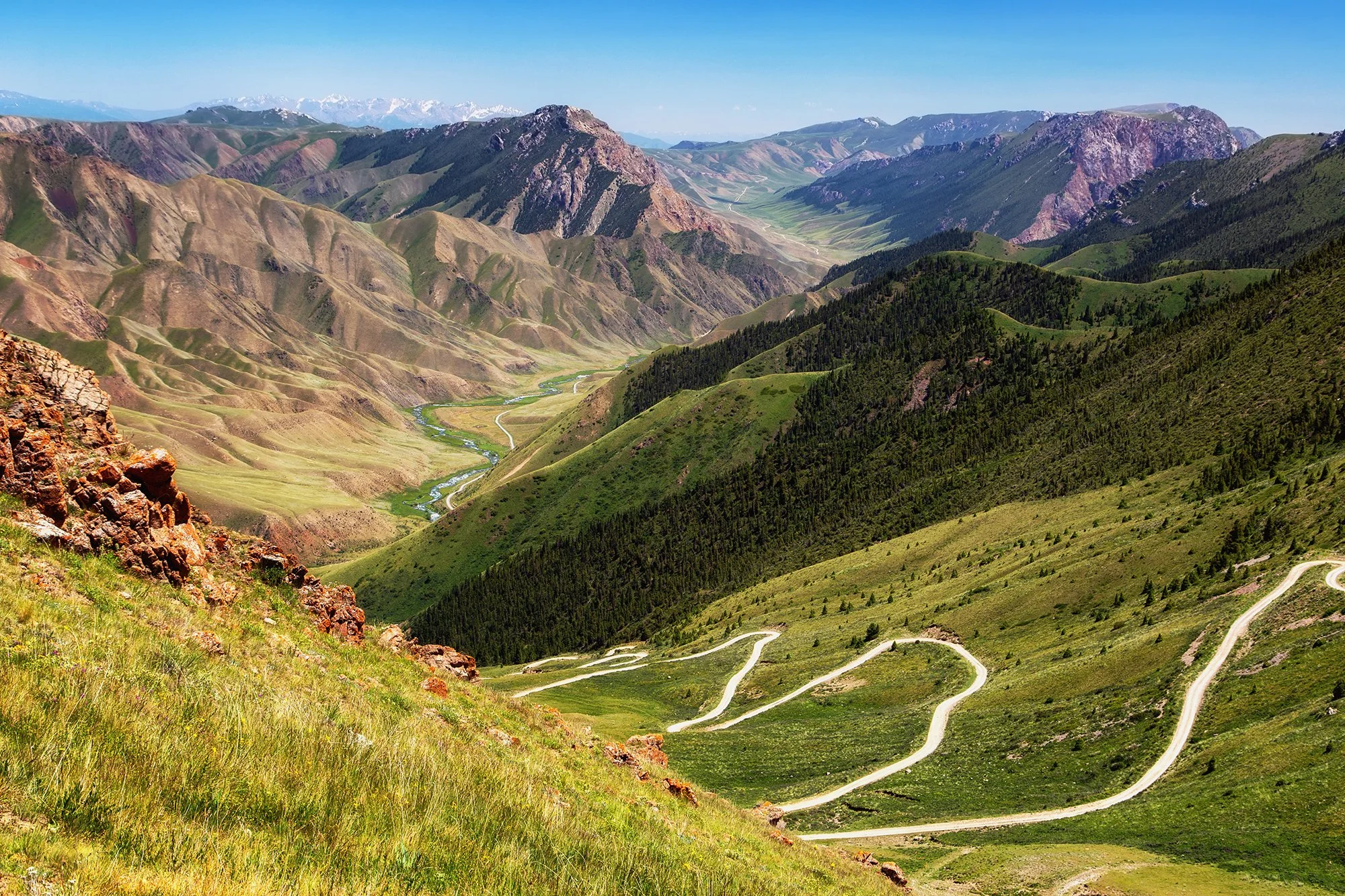 Серпантин горного перевала Кыргызстана с высоты - дорога петляет между горами