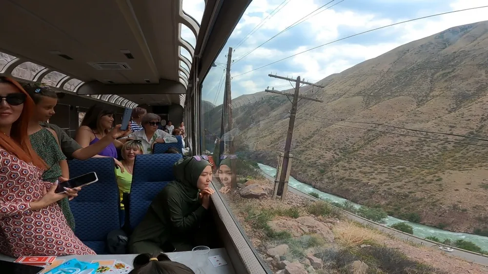 Вид из окна поезда Бишкек - Балыкчы по дороге на Иссык-Куль в Кыргызстане