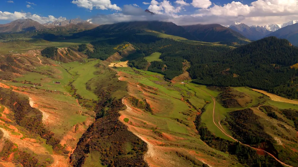 Stunning views of the mountain ranges and alpine meadows of Jeti-Oguz