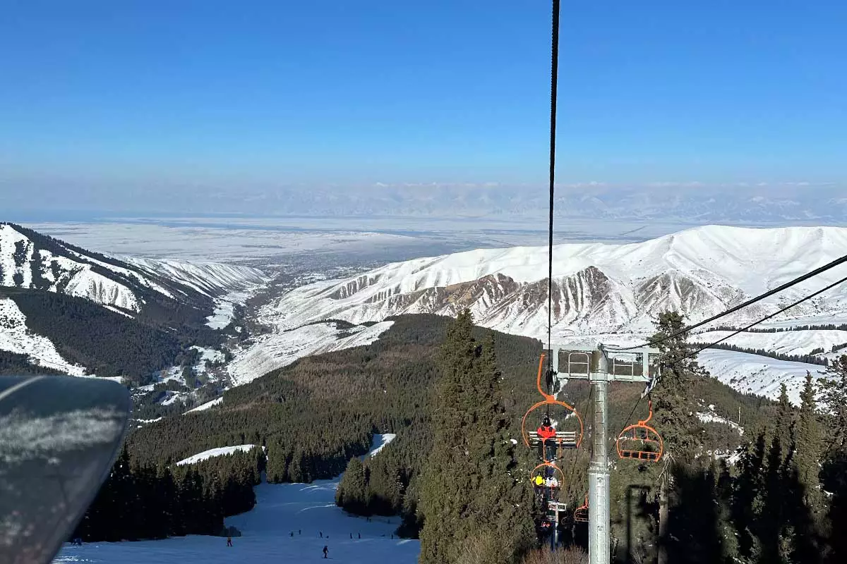 Кресельные подъемники на горонлыжной базе Каракол