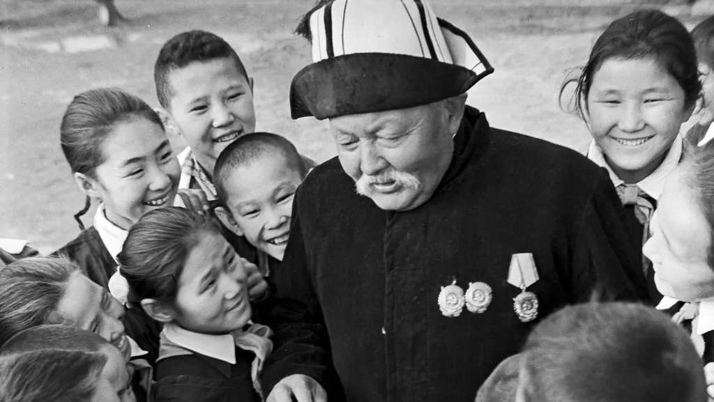 Black-and-white photograph of storyteller Sayakbay Karalaev