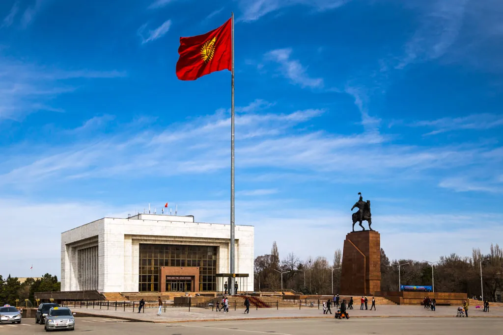 Центральная площадь Ала-Тоо в Кыргызстане