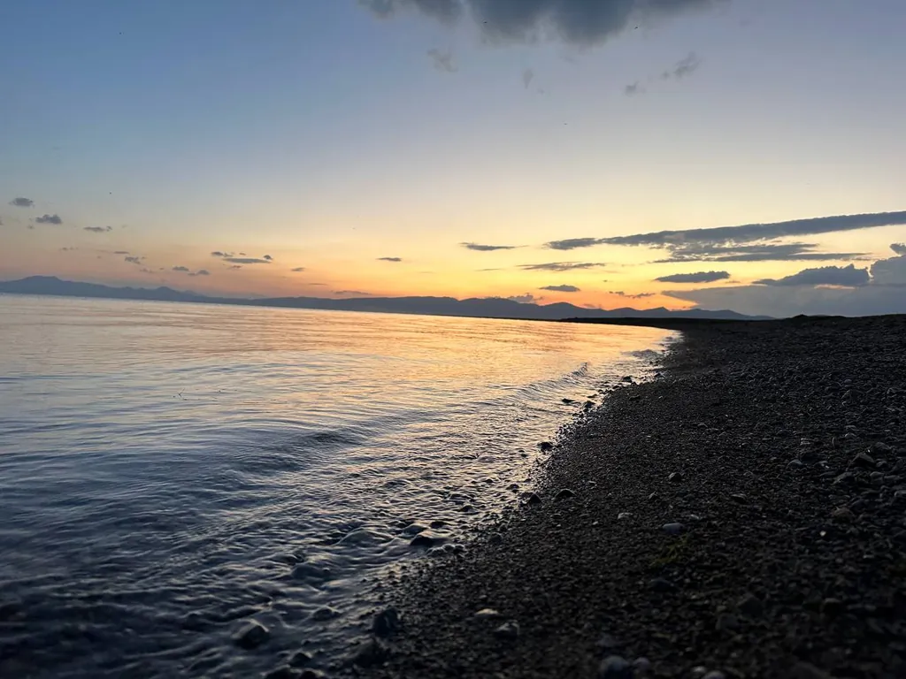 Вечерняя гладь воды на озере Сон-Куль