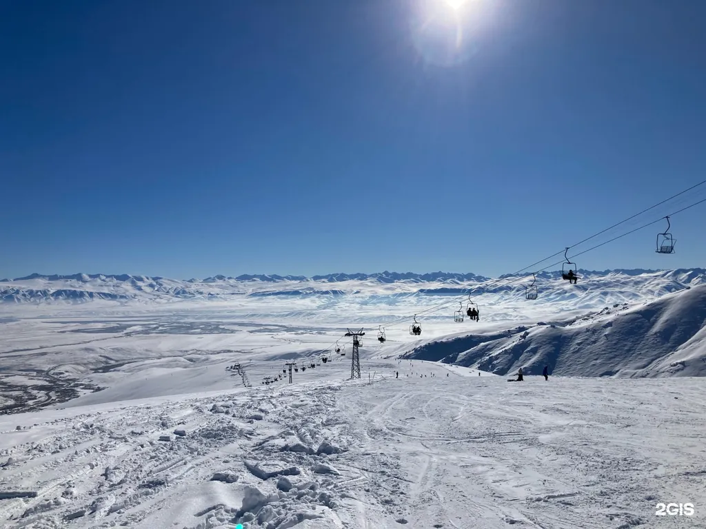 Chairlift taking skiers and snowboarders up to 3000 meters on the slopes of Too-Ashuu